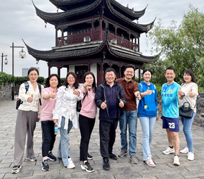 环护城河徒步，不仅锻炼了身体，放松了心情，加深了同事间的默契与感情，更是感受到了团队带来的陪伴与力量，展现了爱游戏官方网站-爱游戏aiyouxi（中国）
人的青春和活力，同时，引导大家养成良好的运动习惯，以更加饱满的精神状态，勇毅前行，为公司高质量发展蓄势赋能。
